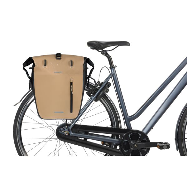 Basil enkele fietstas rivo l tarpaulin mik 25-31l 14 x 28 x 43 cm - zand zwart
