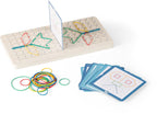 Bs toys geoboard duel - geobord spel vanaf 4 jaar - educatief kinderspeelgoed met elastieken 20 opdrachtkaarten - snelheidsspel voor 2 spelers - geoboard voor figuren vormen - patronen namaken - creatief denkspel voor ruimtelijk inzicht