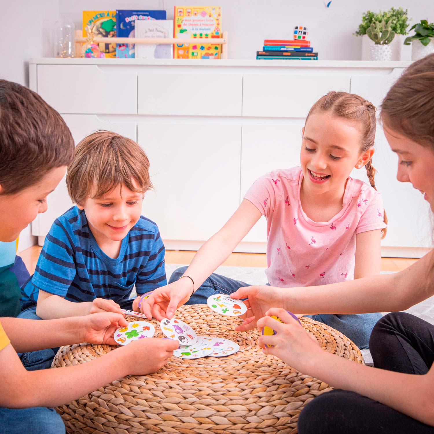 Zygomatic Board Game Studio - Zygomatic Board Game Studio Dobble classic – nederlandstalig kaartspel voor 2 tot 8 spelers - leuk familiespel vanaf 6 jaar - het razendsnelle zoekspel voor het hele gezin