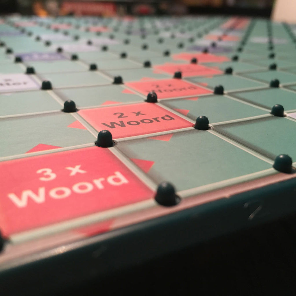 Megableu - Megableu Scrabble xl - het klassieke woordspel in extra groot formaat - bordspel voor de hele familie - 2-4 spelers - grote letters met tilelock-systeem