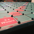 Megableu - Megableu Scrabble xl - het klassieke woordspel in extra groot formaat - bordspel voor de hele familie - 2-4 spelers - grote letters met tilelock-systeem