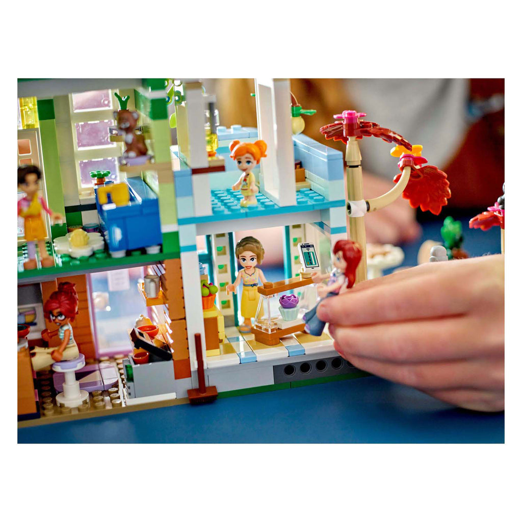 Lego friends - heartlake city appartementen en winkels constructiespeelgoed (42670)