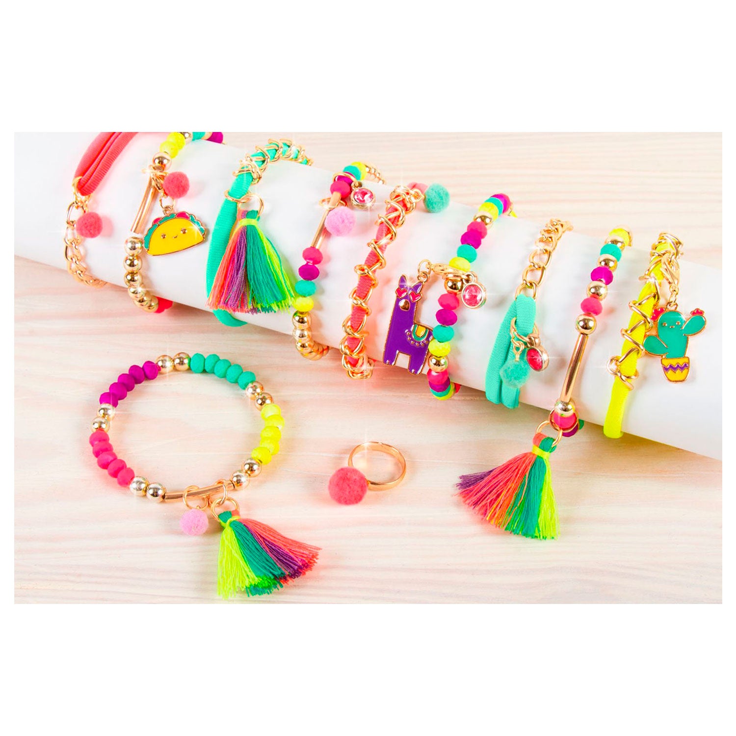 Make it real - neon armbanden met bedeltjes maken - maak 10 armbanden en een ring