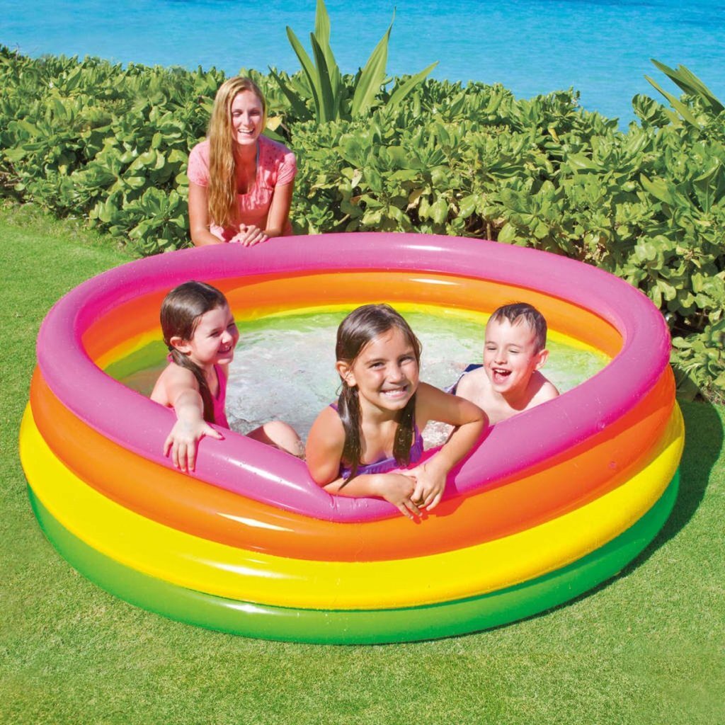 Le coucher du soleil de la piscine pour enfants brille