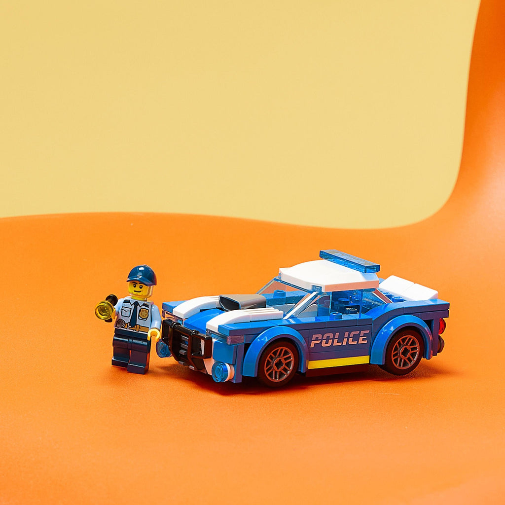 LEGO - ® city politiewagen 60312 bouwset voor kinderen vanaf 5 jaar; inclusief een minifiguur van een politieagent met een zaklamp en politiepet (94 onderdelen)