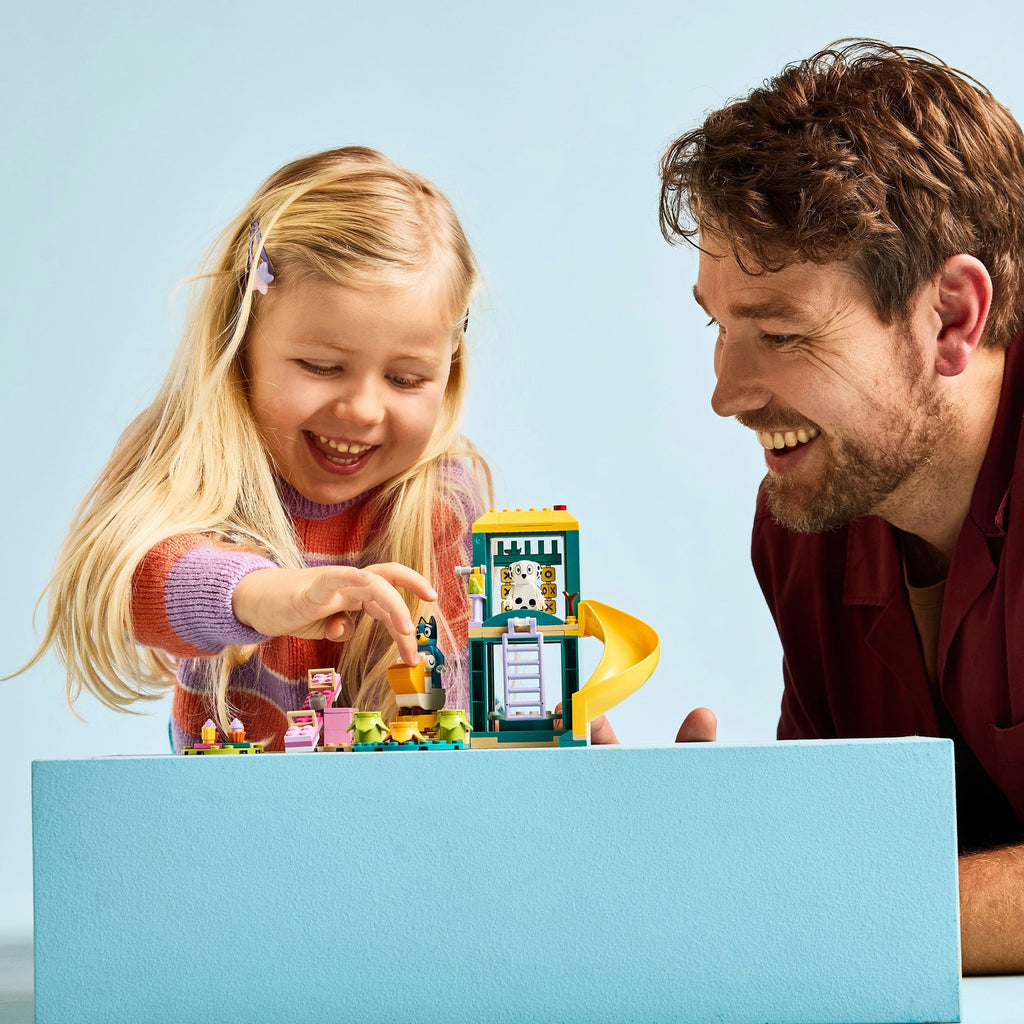 Lego duplo 11201 bluey en chloe in de speeltuin