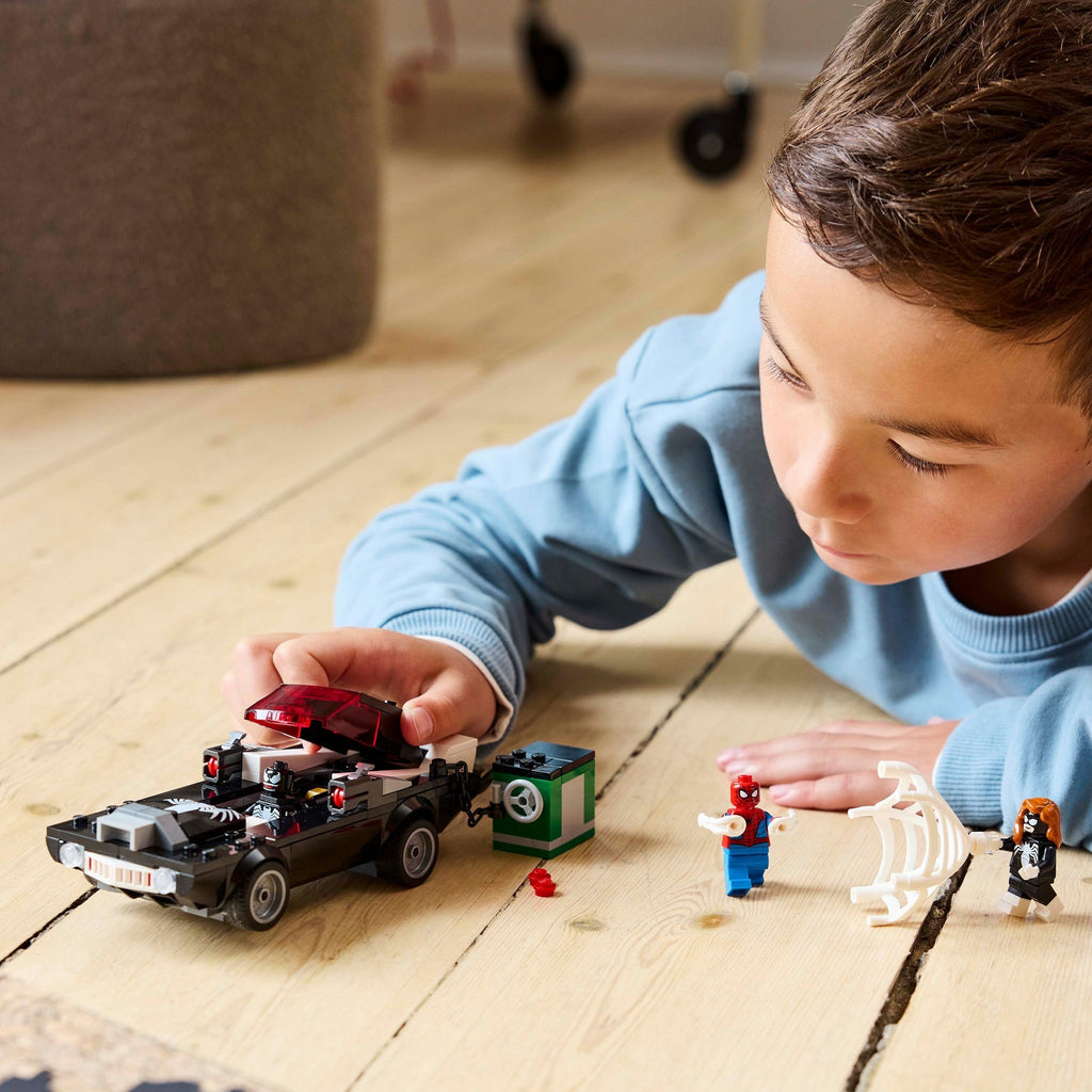 Lego super heroes 76309 spider-man vs. venoms klassieke auto