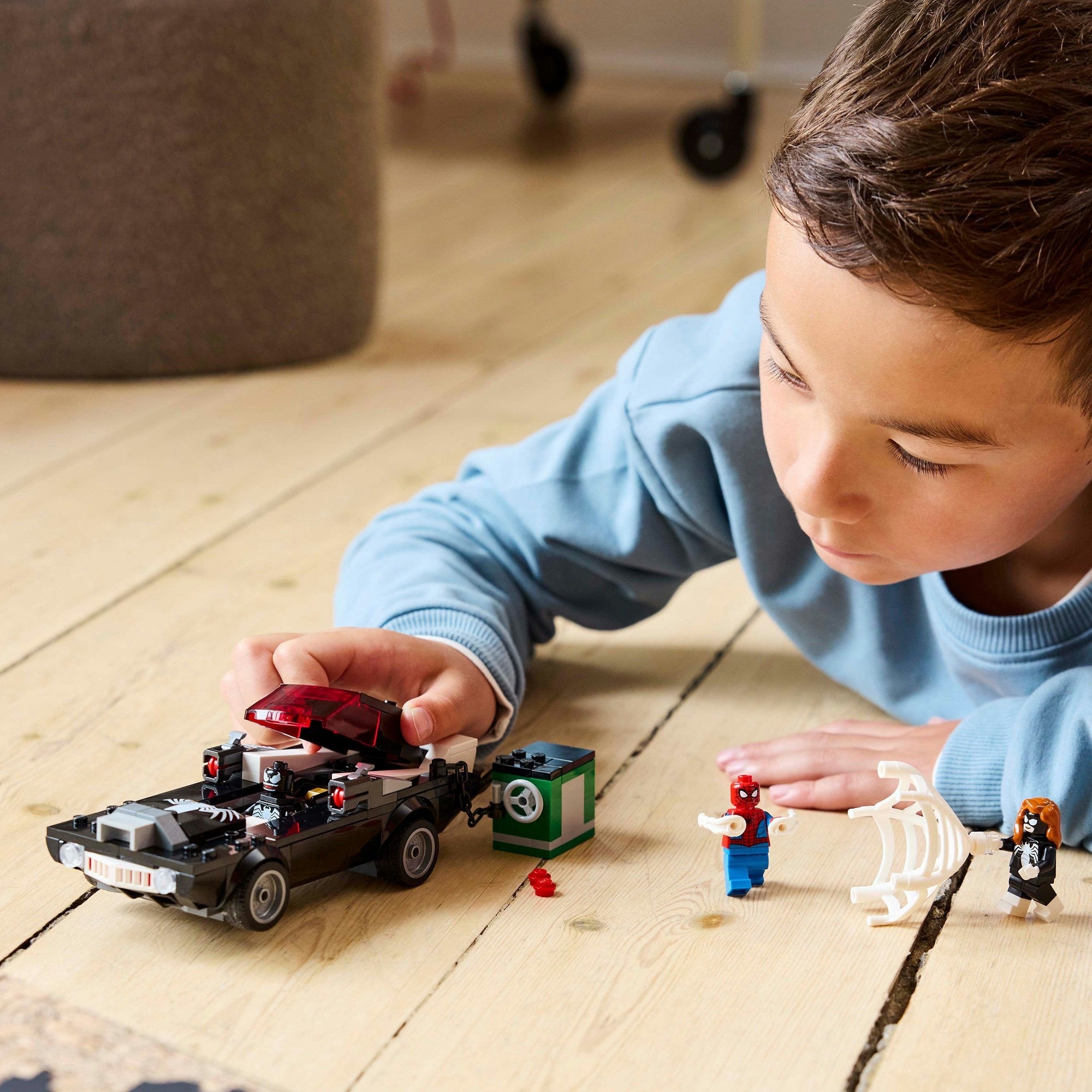 Lego super heroes 76309 spider-man vs. venoms klassieke auto