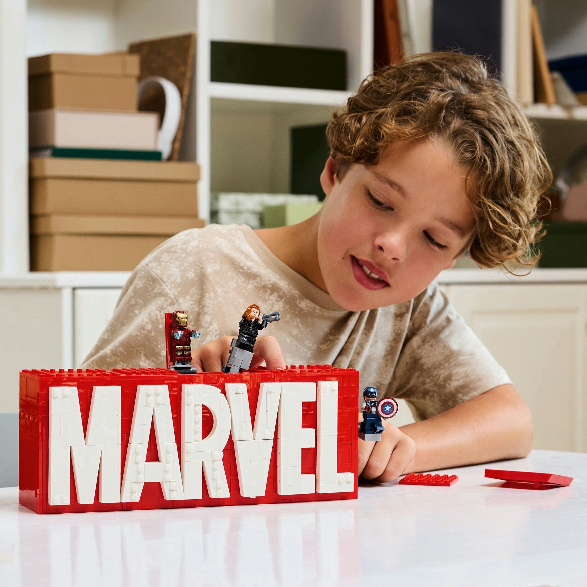 Lego super heroes 76313 marvel logo en minifiguren